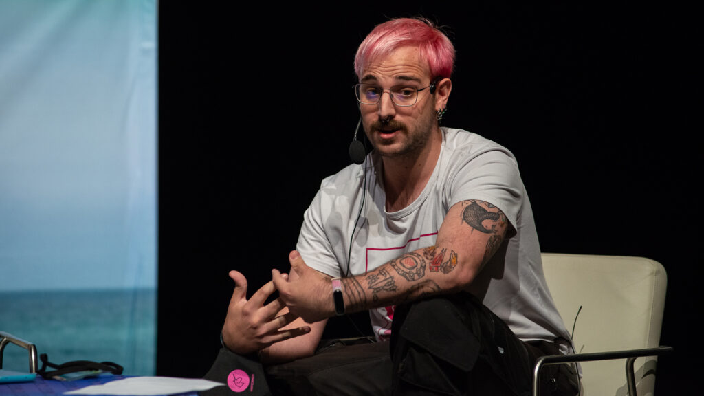 foto de Xandre participando nunha mesa redonda no Corufest 2022